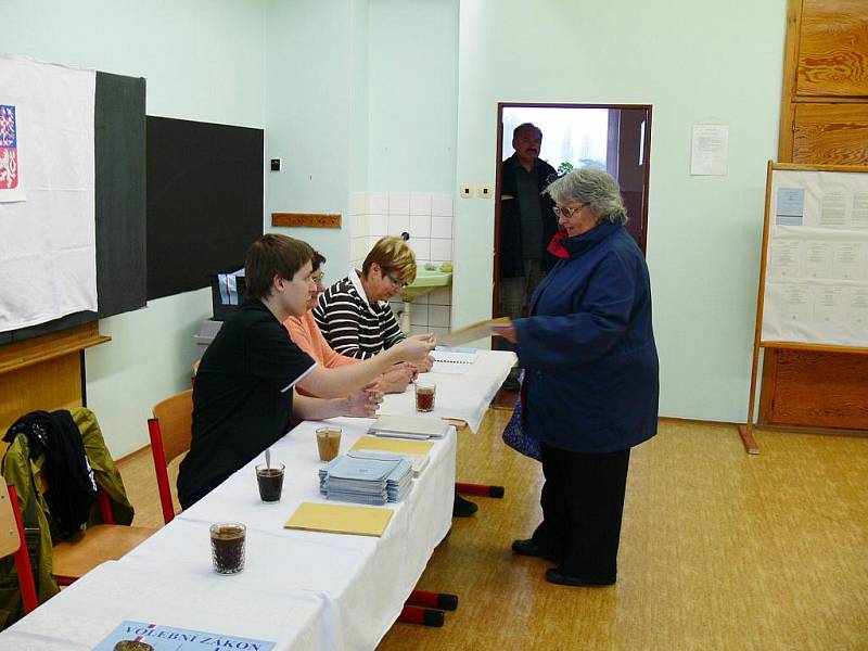 Volby ve Valdicích, dvě volební místnosti byly zřízeny v základní škole.