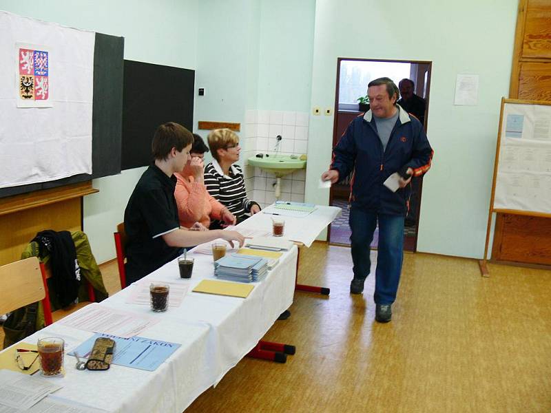 Volby ve Valdicích, dvě volební místnosti byly zřízeny v základní škole.