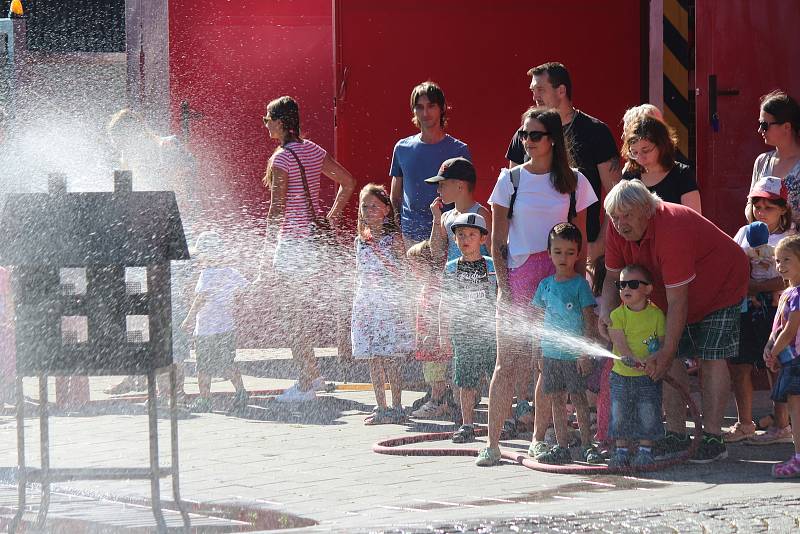 Holky a kluci se na návštěvu připravily, přinesli si hasičská trička, kšiltovky i hračky. "Všechno musí mít hasičské," smála se jedna s maminek.