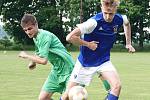 Třiadvacetiletý Dušan Jína se fotbalu věnuje zhruba od svých pěti let. V základní sestavě místního klubu TJ Sokol Lužany má na dresu číslo 4.