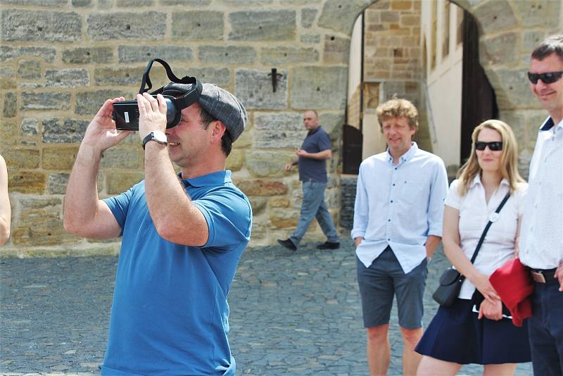 Archeolog jiří Unger představil zájemcům prohlídku původního gotického hradu pomocí virtuální reality.