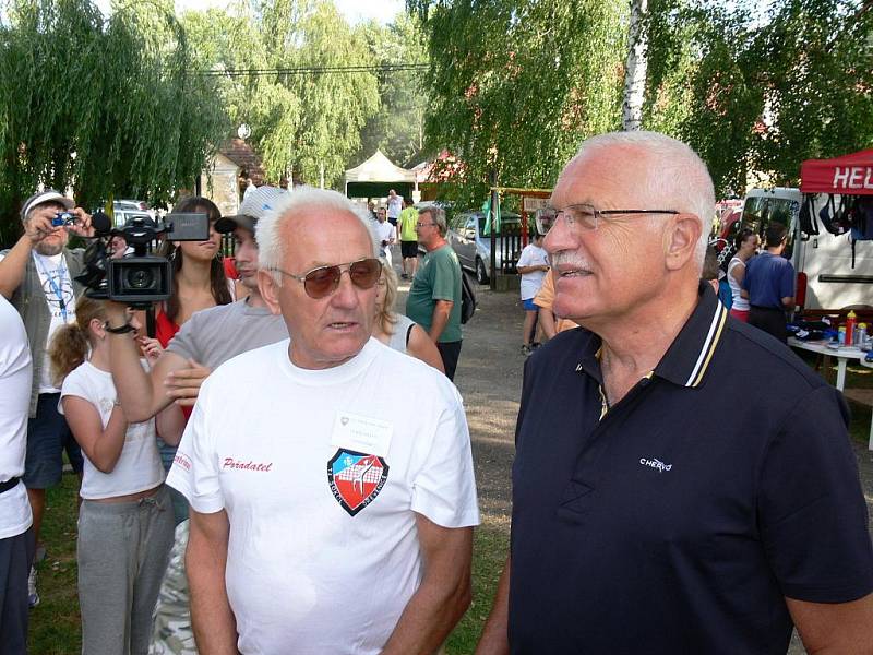 Prezident Václav Klaus ve volejbalové Dřevěnici.