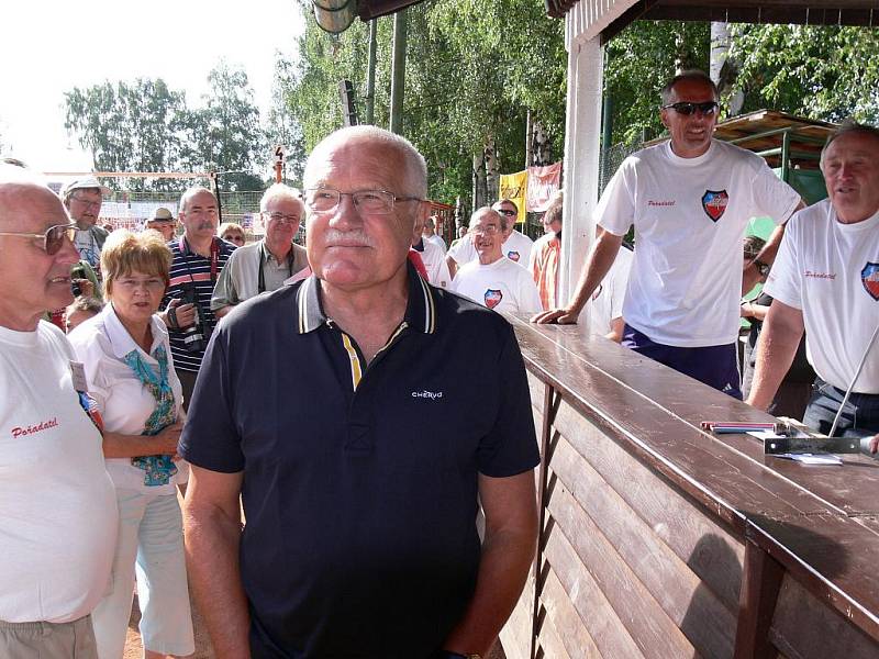 Prezident Václav Klaus ve volejbalové Dřevěnici.
