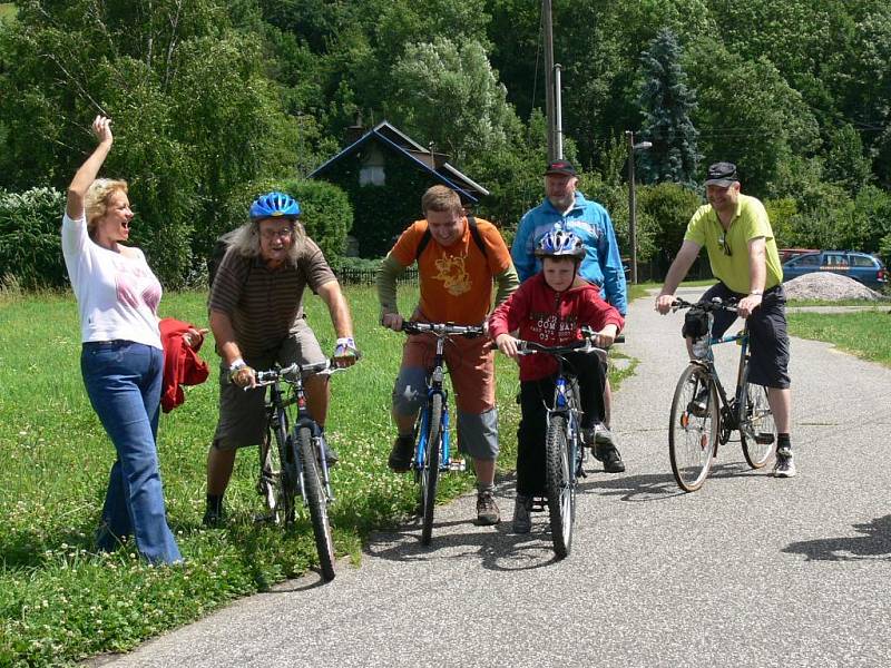 Od průzkumu jižní varianty cyklotrasy neodradily zástupce mikroregionu Podchlumí ani dešťové přeháňky. Kolojízdu odstartovala starostka Konecchlumí Eva Lánská.