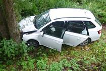 Řidič sjel ze silnice a narazil do stromu nedaleko Bělé u Pecky.