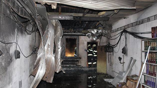 V areálu průmyslových podniků v Libuni způsobil požár milionové škody.