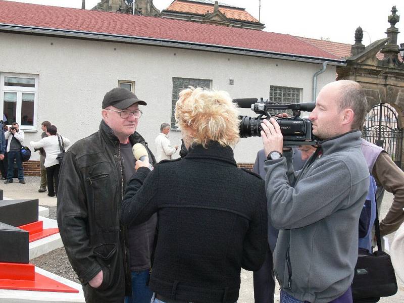 Před Věznicí Valdice byl odhalen pomník politickým vězňům.