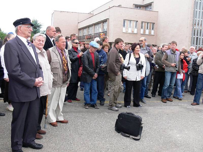 Před Věznicí Valdice byl odhalen pomník politickým vězňům.