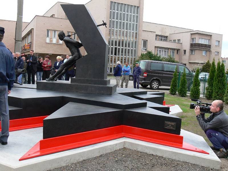 Před Věznicí Valdice byl odhalen pomník politickým vězňům.