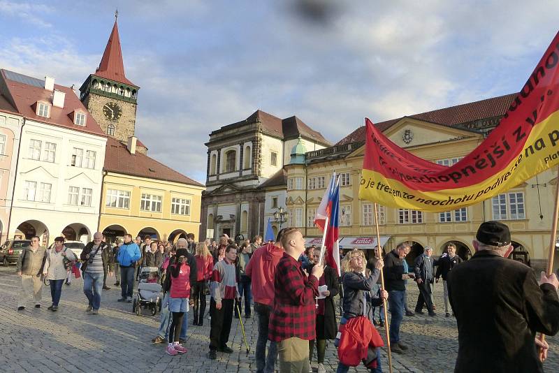 Stovka lidí se sešla v sobotu v centru Jičína na shromáždění svolaném Milionem chvilek pro demokracii.