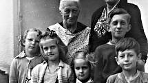 Naše prázdninová kolonie s babičkou Marií a tetou Boženkou (1956).