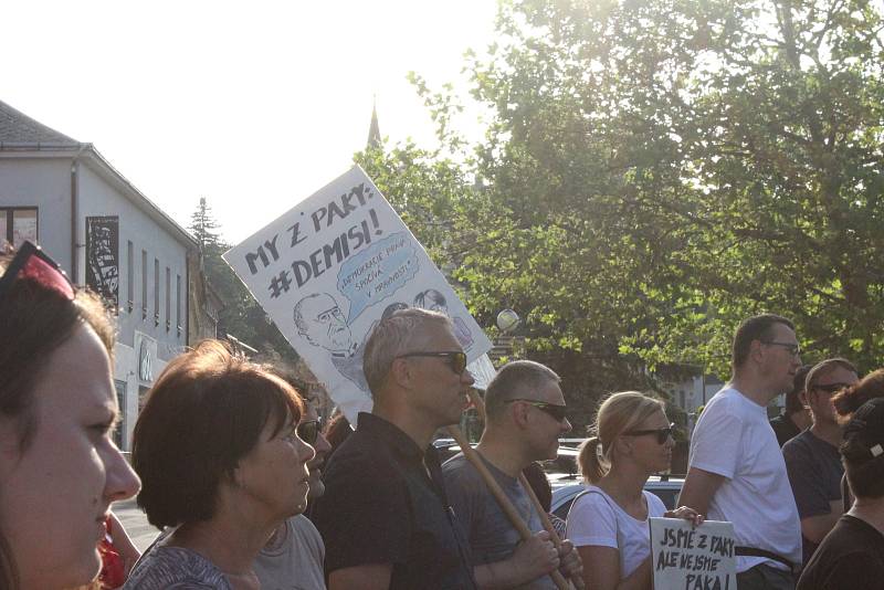 Více než stovka lidí přišla protestovat na Masarykovo náměstí v Nové Pace proti premiérovi Andreji Babišovi.