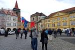 Jičínská odnož Milionu chvilek pro demokracii se přidala k celostátním demonstracím a ve čtvrtek odpoledne vystoupila na Valdštejnově náměstí proti vládě premiéra Andreje Babiše a proti jednání prezidenta Miloše Zemana. Více než osmdesát lidí se sešlo s v