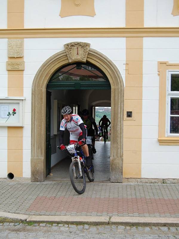 Atraktivní průjezd radnicí v Železnici.