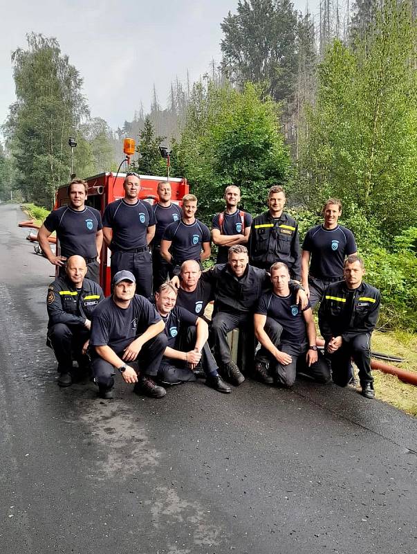 Deset dobrovolných hasičů z Jičínska pomáhalo při hašení Českého Švýcarska.