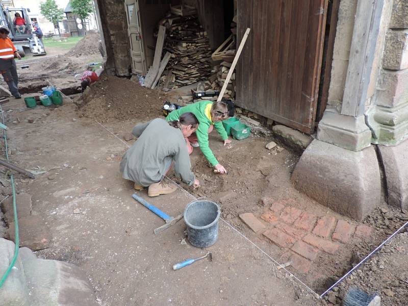 V areálu Valdštejnské lodžie byl prováděn archeologický průzkum.