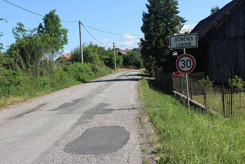 Objízdná trasa z Kopidlna do Jičíněvsi. Řidiči zde nedodržují třicítku, silnice  je zaplátovaná a úzká pro jízdu kamionů.