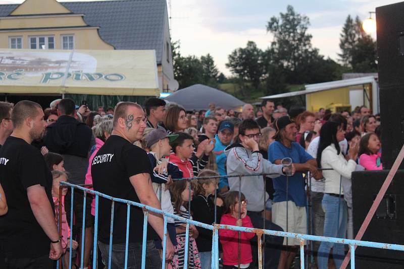 Slavnosti slunovratu na novopackém náměstí a vítání léta v domě dětí a mládeže Stonožka v Nové Pace.