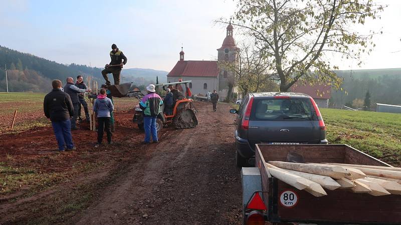 O víkendu vysadili v Úbislavicích na Novopacku  podél hřbitova tři lípy a pět třešní, které doplnily zdejší alej. Akce se uskutečnila díky podpoře Nadace ČEZ . Foto: Šárka Beránková