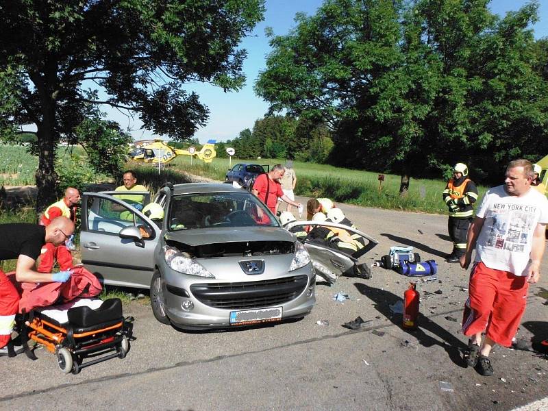 Při střetu dvou automobilů u Milovic se zranilo pět osob, řidičku transportoval vrtulník