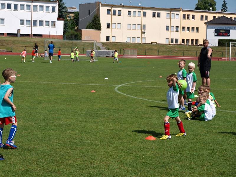 Fotbalový turnaj mateřských škol na jičínském stadionu.