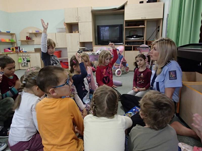 Děti z jičínské MŠ Máj se dozvídají od policistky důležité informace.