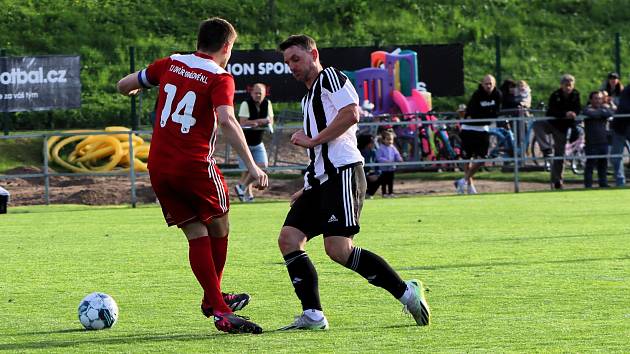 Krajský přebor - 22. kolo: Hořice - Dvůr Králové nad Labem (v červeném) 0:3 (0:0).