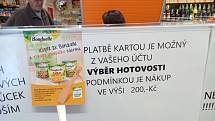 Prodejna potravin na náměstí nabízí výběr z účtu při nákupu nad 200 korun.