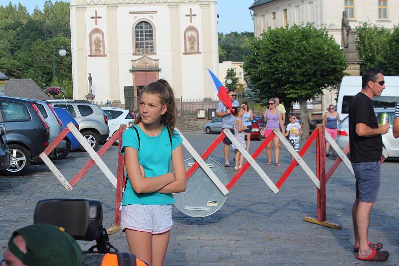 Daniela Polmana, který dokončil extrémní cyklistický závod napříč Amerikou, vítala Nová Paka. Amatérský cyklista se davu poklonil a poděkoval za přízeň fanoušků, která ho hnala do cíle nejtěžšího a nejdelšího závodu světa.