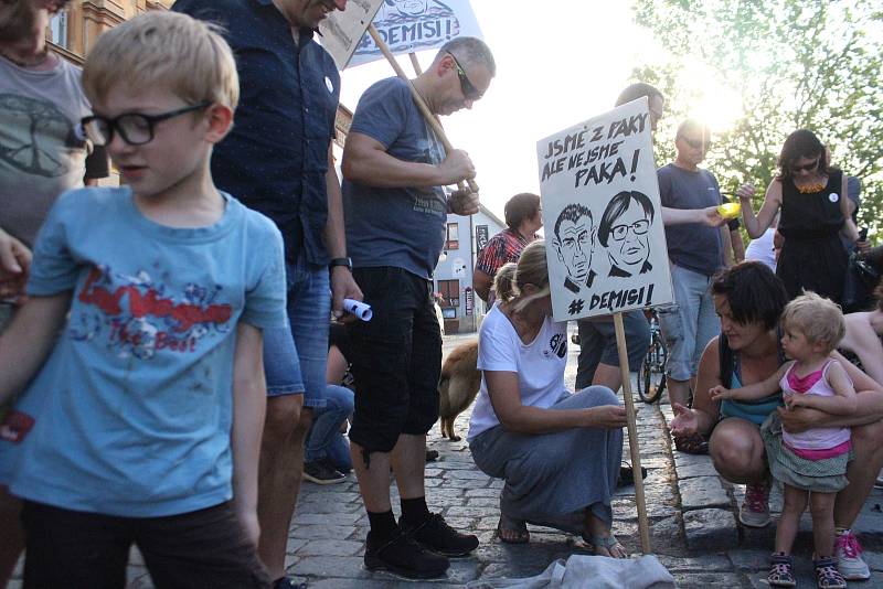 Více než stovka lidí přišla protestovat na Masarykovo náměstí v Nové Pace proti premiérovi Andreji Babišovi.