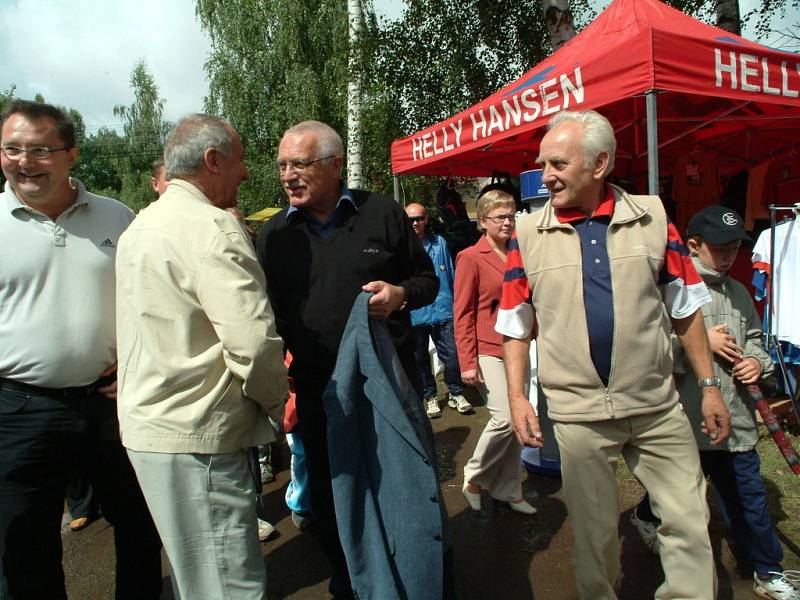 Prezident Václav Klaus návštěvou na Volejbalové Dřevěnici roku 2005.