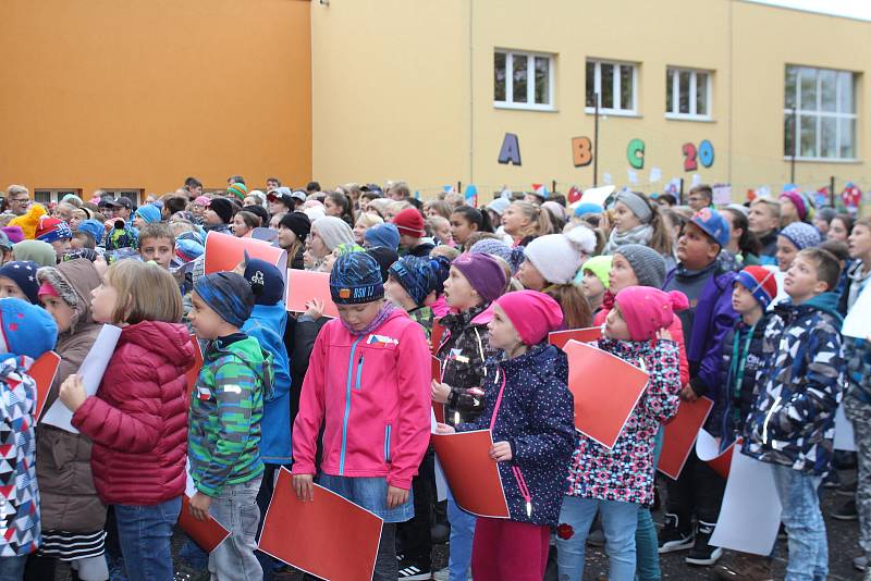 Jičín - ZŠ Husova - pokus o zápis do knihy českých rekordů vytvořením české vlajky