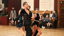 Desítky tanečních párů všech věkových kategoriích i letos v Masarykově divadle oslavily svátek české demokracie tancem.
