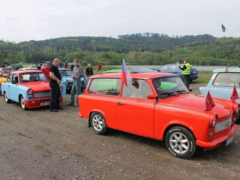 Sraz majitelů aut značky Trabant.