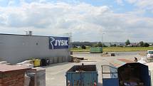 Prodejna nábytku JYSK a obchod se sekačkami Hecht Motors by měly otevřít na konci srpna. předtím musí projít zkušebním provozem. Práce se ale chýlí ke konci.