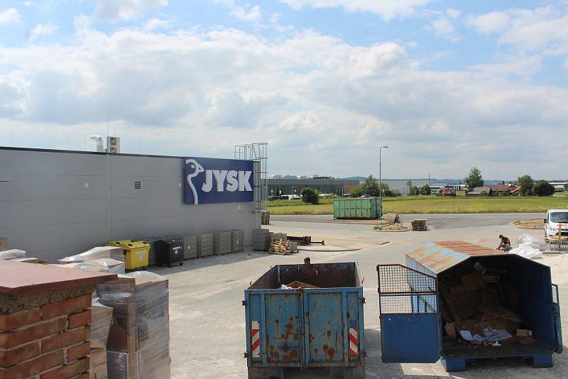 Prodejna nábytku JYSK a obchod se sekačkami Hecht Motors by měly otevřít na konci srpna. předtím musí projít zkušebním provozem. Práce se ale chýlí ke konci.