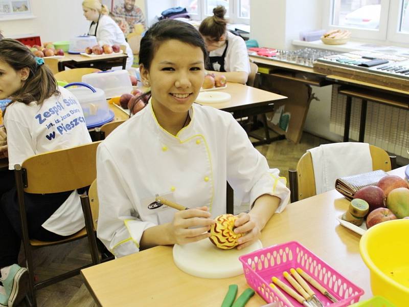 Ozdobné vyřezávání v novopacké Střední škole gastronomie a služeb.