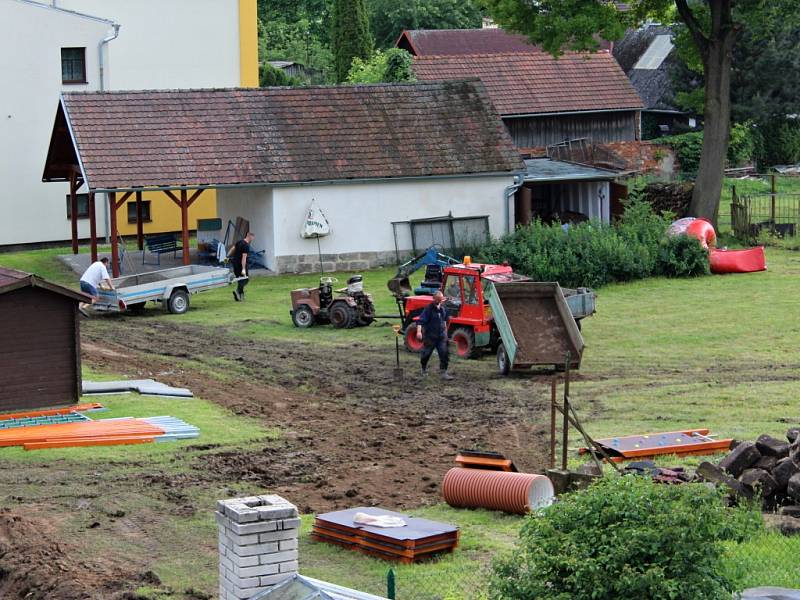 Výstavba nového hřiště v Ostružně.