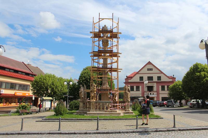 Do tří etap je rozdělena revitalizace Mariánského sloupu na peckovském náměstí. Práce provádí restaurátorka Renata Poláková Tauchmanová.