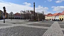 Valdštejnovo náměstí, historické centrum města, obehnané domy s podloubími, s budovou zámku. V současné době je zde na panelech umístěna výstava o Albrechtovi z Valdštejna a historii Jičína.