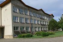 Základní škola Eduarda Štorcha v Ostroměři.