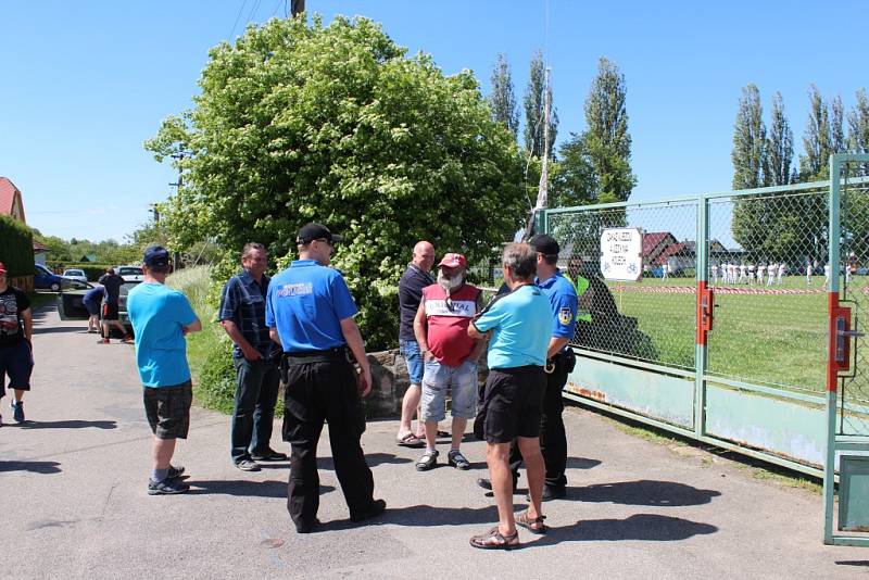 Valdičtí sportovci a jejich příznivci vyjádřili poklidnou demonstrací svůj nesouhlas s tím, že přicházejí o sportovní areál.