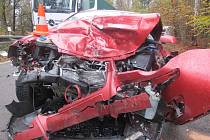 Hrozivě vypadající nehodu u Rohoznice řidič osobáku naštěstí přežil.