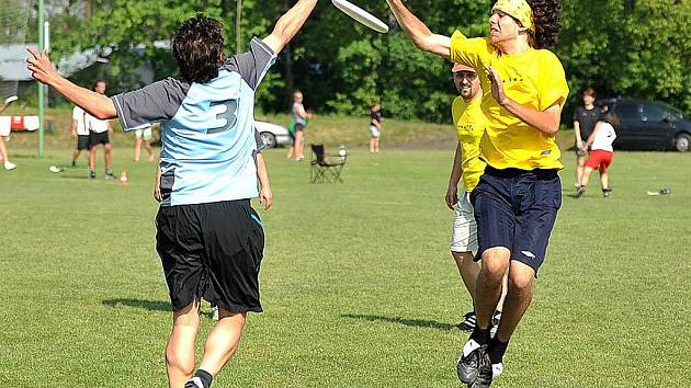 Frisbee ultimate - soutěž s létajícími talíři.