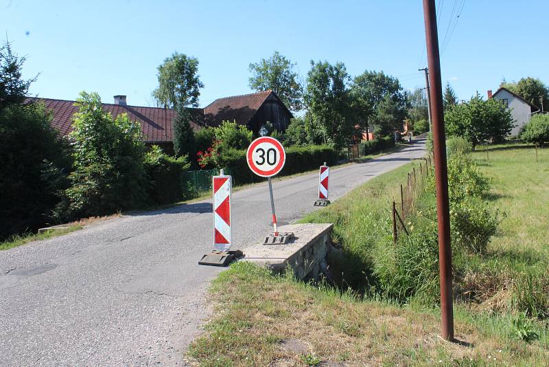 Objízdná trasa z Kopidlna do Jičíněvsi. Řidiči zde nedodržují třicítku, silnice  je zaplátovaná a úzká pro jízdu kamionů.