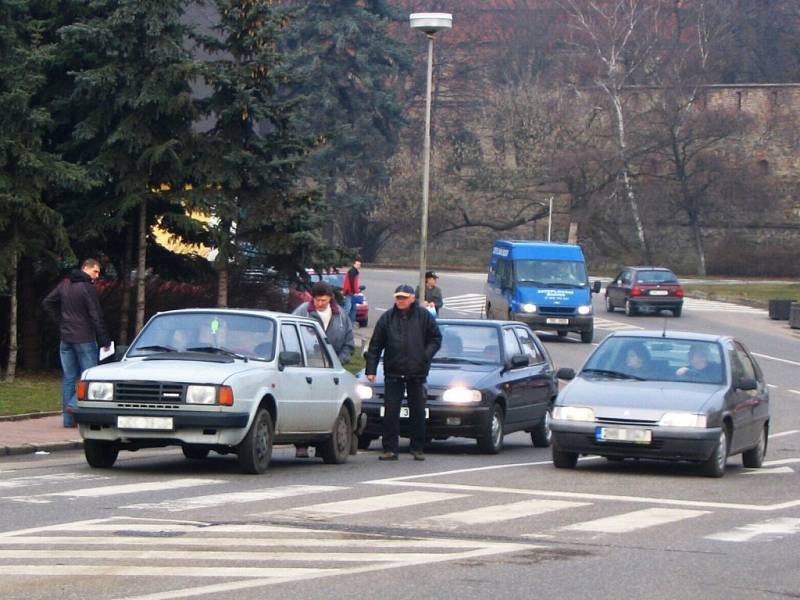 Drobná dopravní nehoda u Komerční  banky v Jičíně.