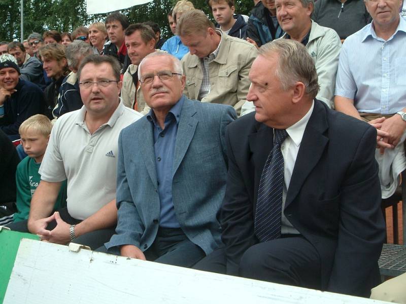 Prezident Václav Klaus návštěvou na Volejbalové Dřevěnici roku 2005.