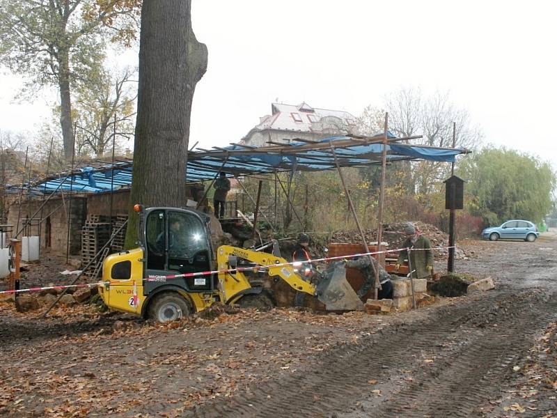 Rekonstrukce terasní zdi u Valdštejnské lodžie.