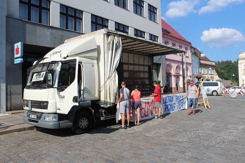 Daniela Polmana, který dokončil extrémní cyklistický závod napříč Amerikou, vítala Nová Paka. Amatérský cyklista se davu poklonil a poděkoval za přízeň fanoušků, která ho hnala do cíle nejtěžšího a nejdelšího závodu světa.