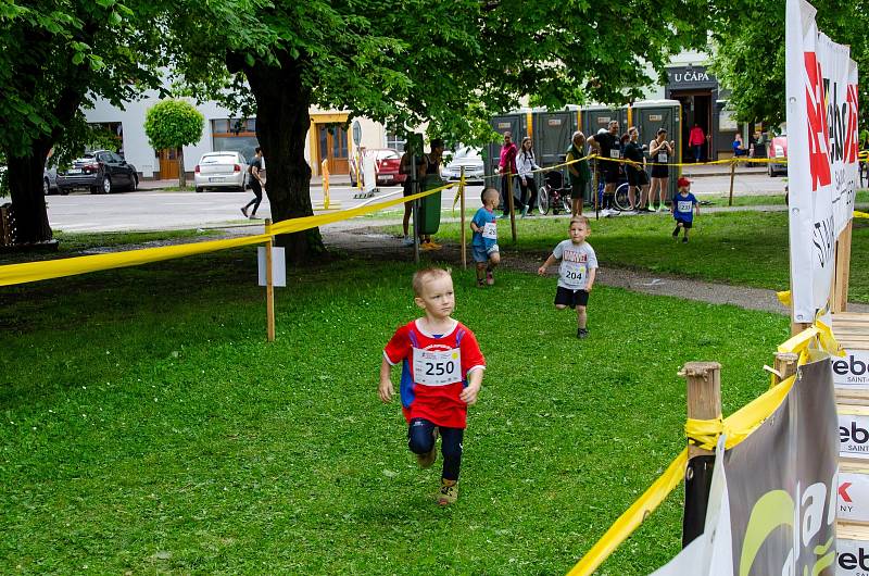 8. ročník závodu WEBER City Run Jičín odstartoval v sobotu 21. května odpoledne. Trasy 5 a 10 kilometrů vedly historickým centrem města, dále pak Lipovou alejí a okolo rybníka Kníže zpět.